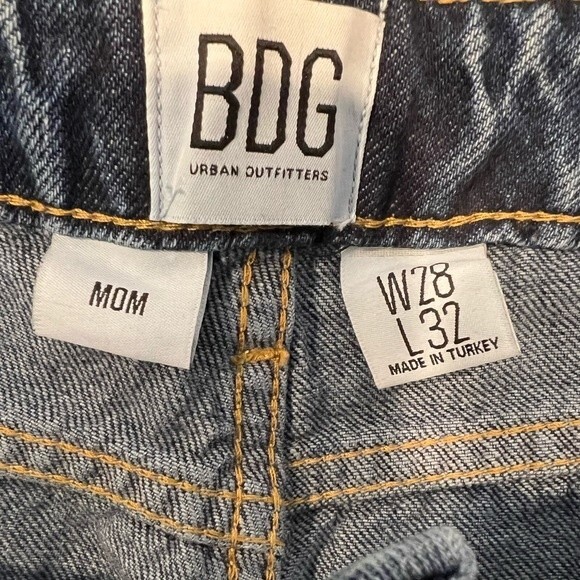 BDG Mom Jeans High Waisted Tapered Leg 28 X 32 NWT Baggy Distressed Dark Wash - Picture 6 of 7